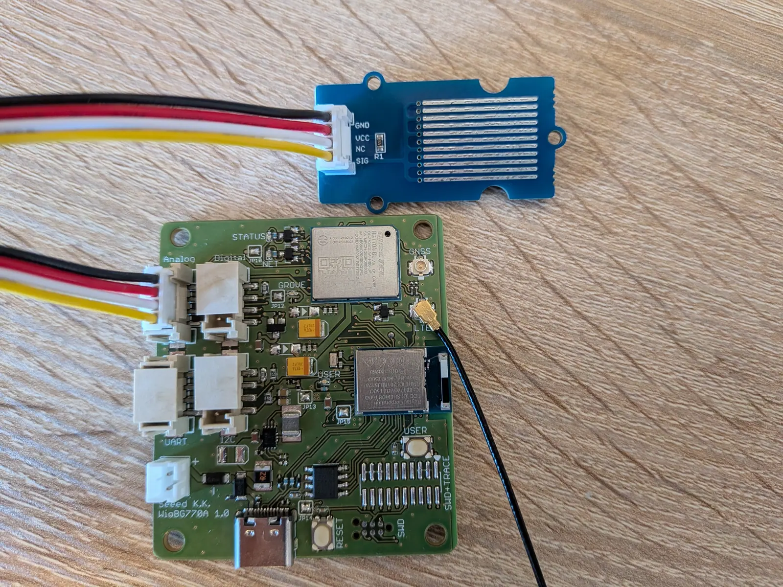 Wio BG770AにGrove水センサーを接続した様子