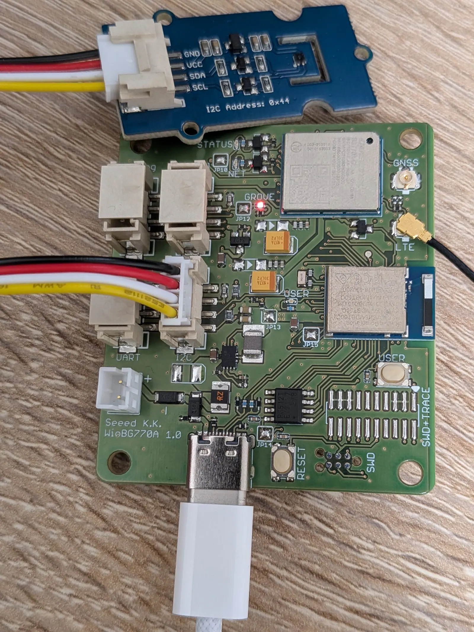 Wio BG770AにSHT40をGroveで接続した様子