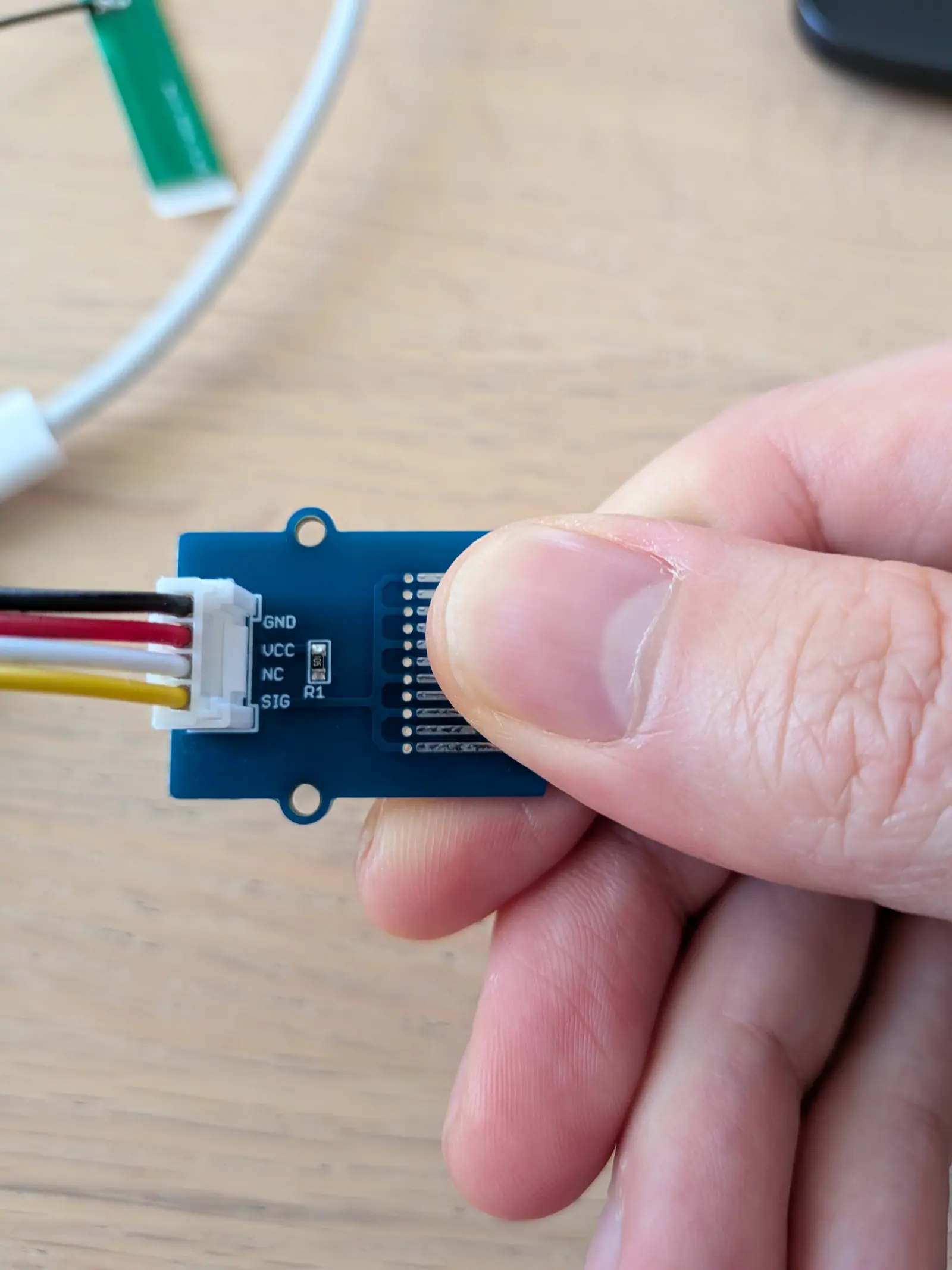 指でセンサーに触れると？