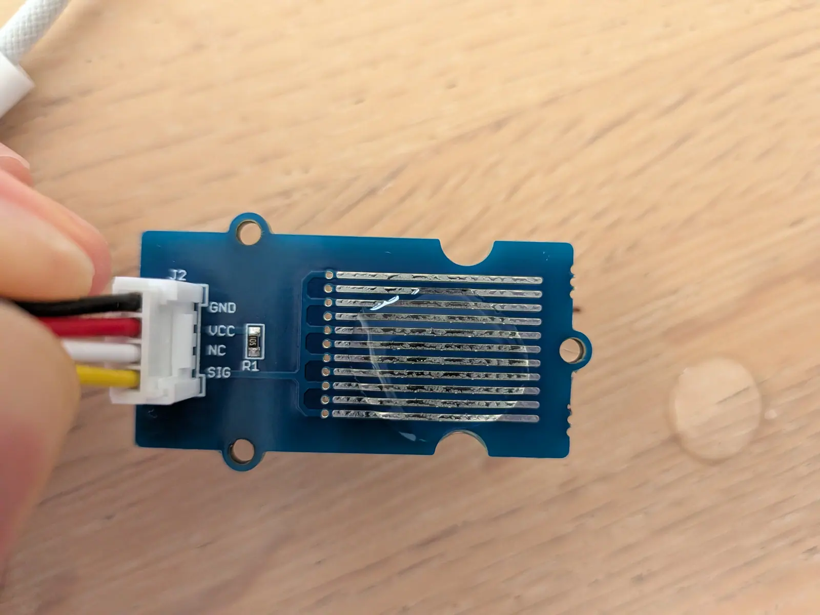 水センサーに水を垂らした